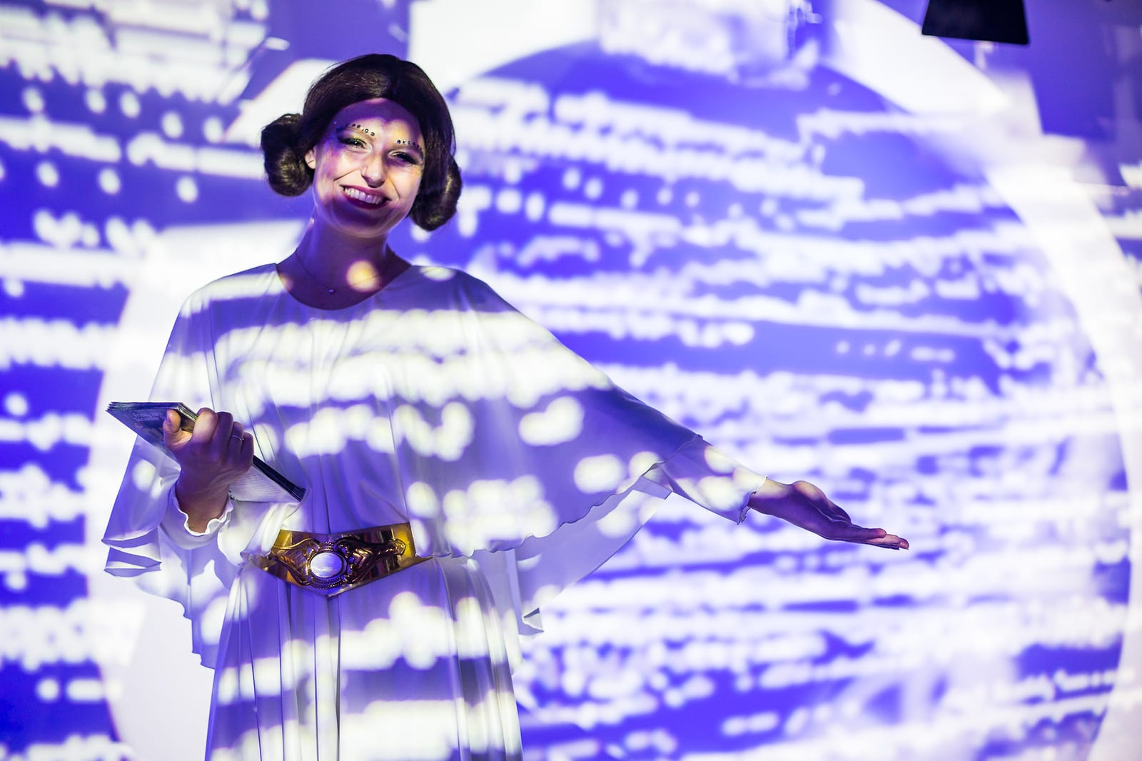 Hostess in Star Wars outfit (prinses Leia)